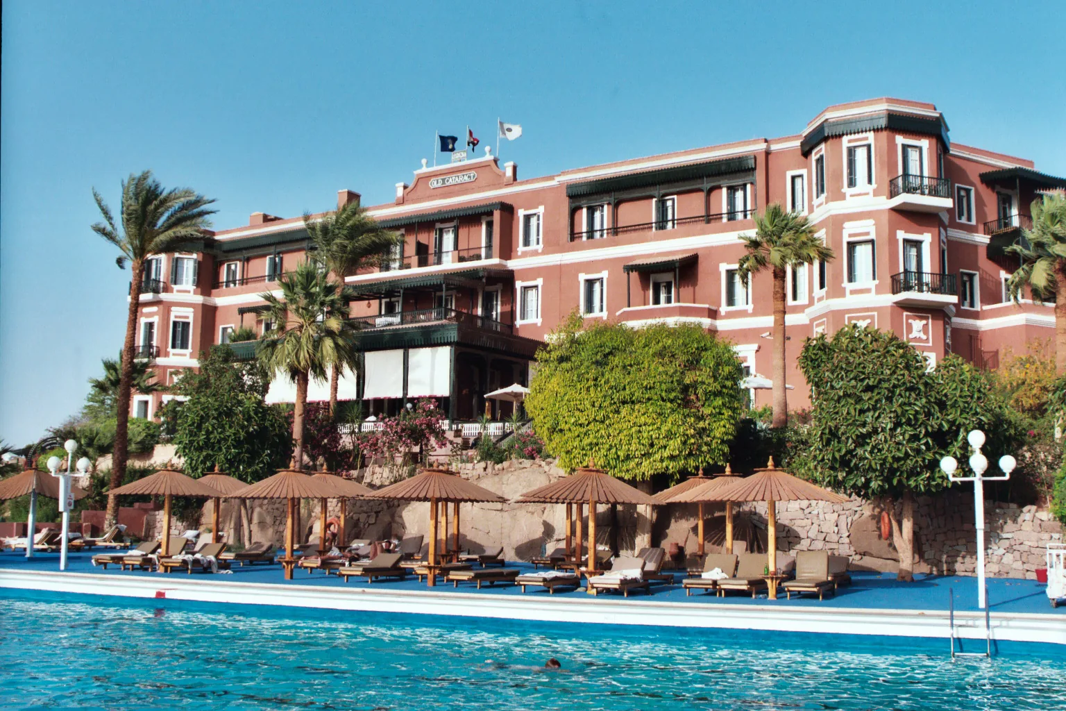 Historischer Bau und Pool des Old Cataract in Assuan