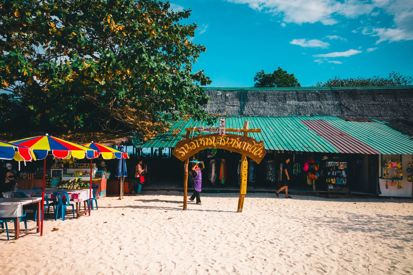 Strandleben und Sonnenschirme auf Phuket in Thailand