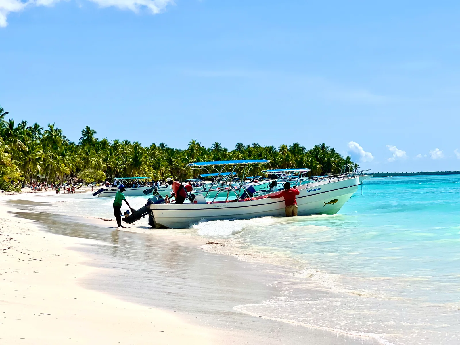 Boote am Strand bei Bayahibe in der Dominikanischen Republik