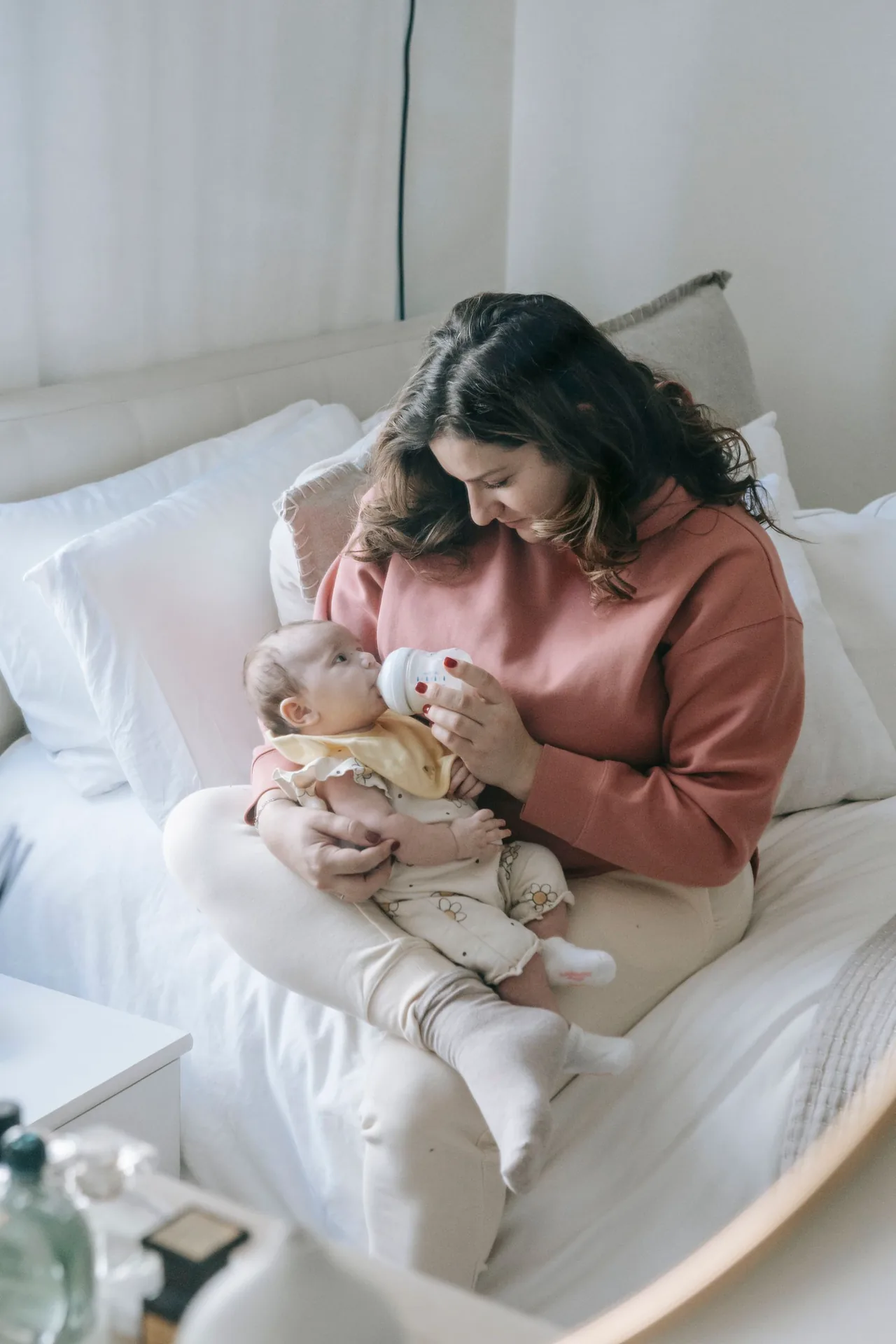 Mutter füttert ihr Baby mit einer Flasche