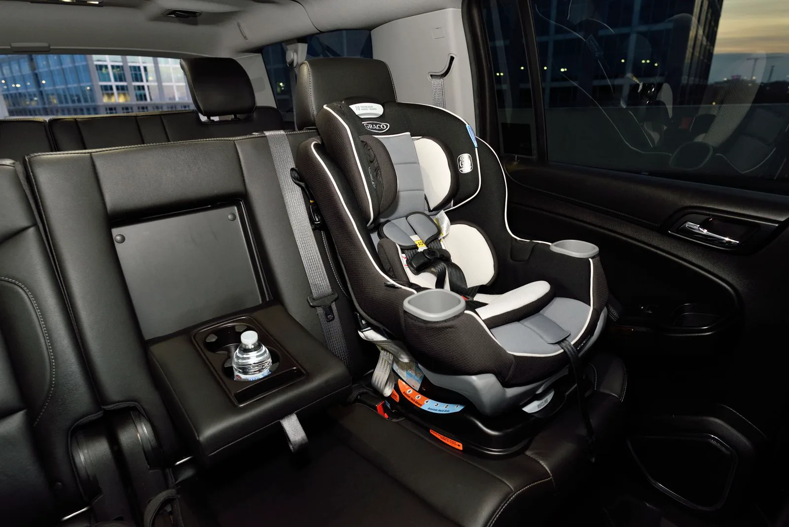Leerer Kindersitz auf der Rückbank eines Autos