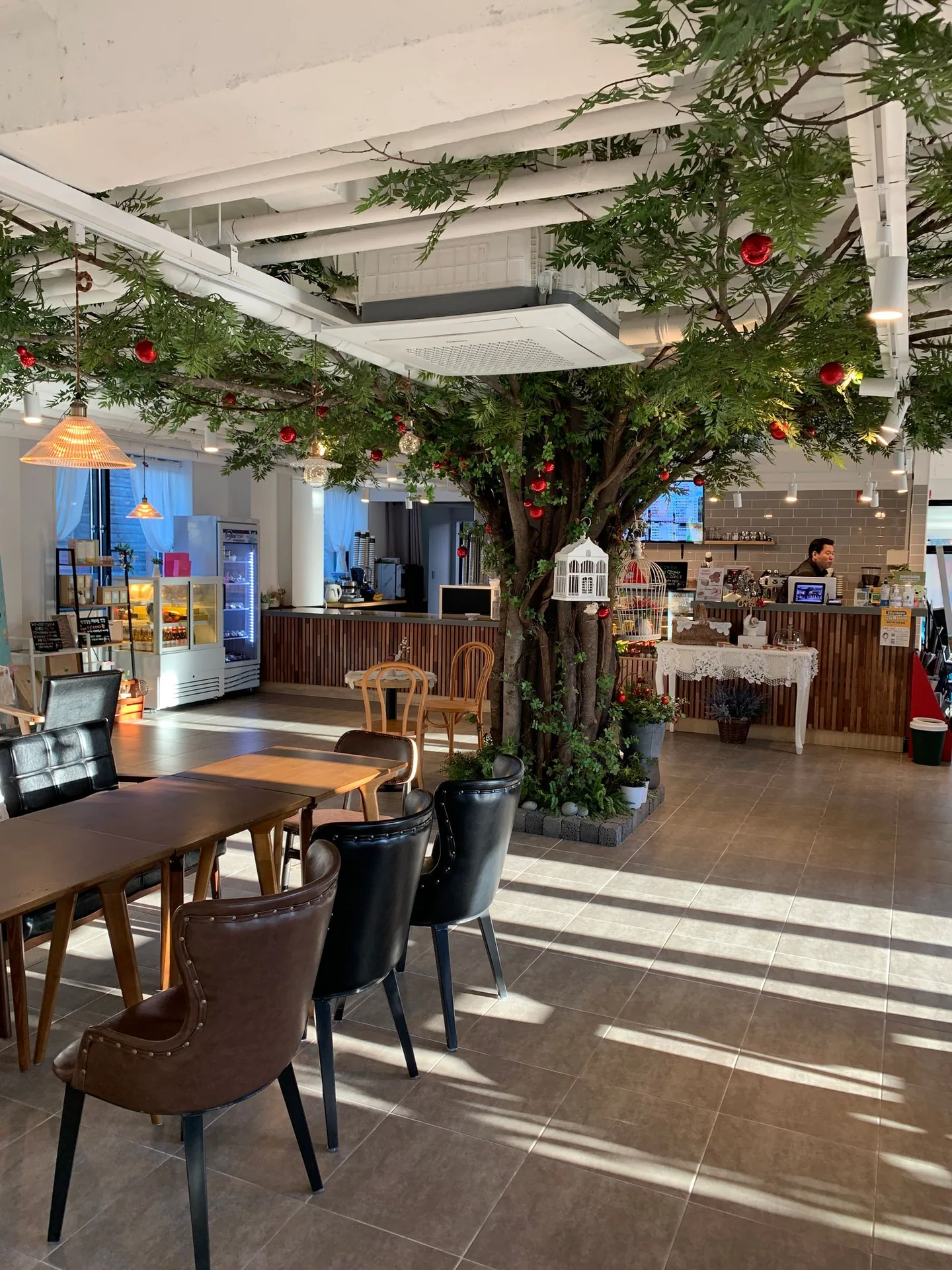 Restaurant mit weihnachtlicher Dekoration