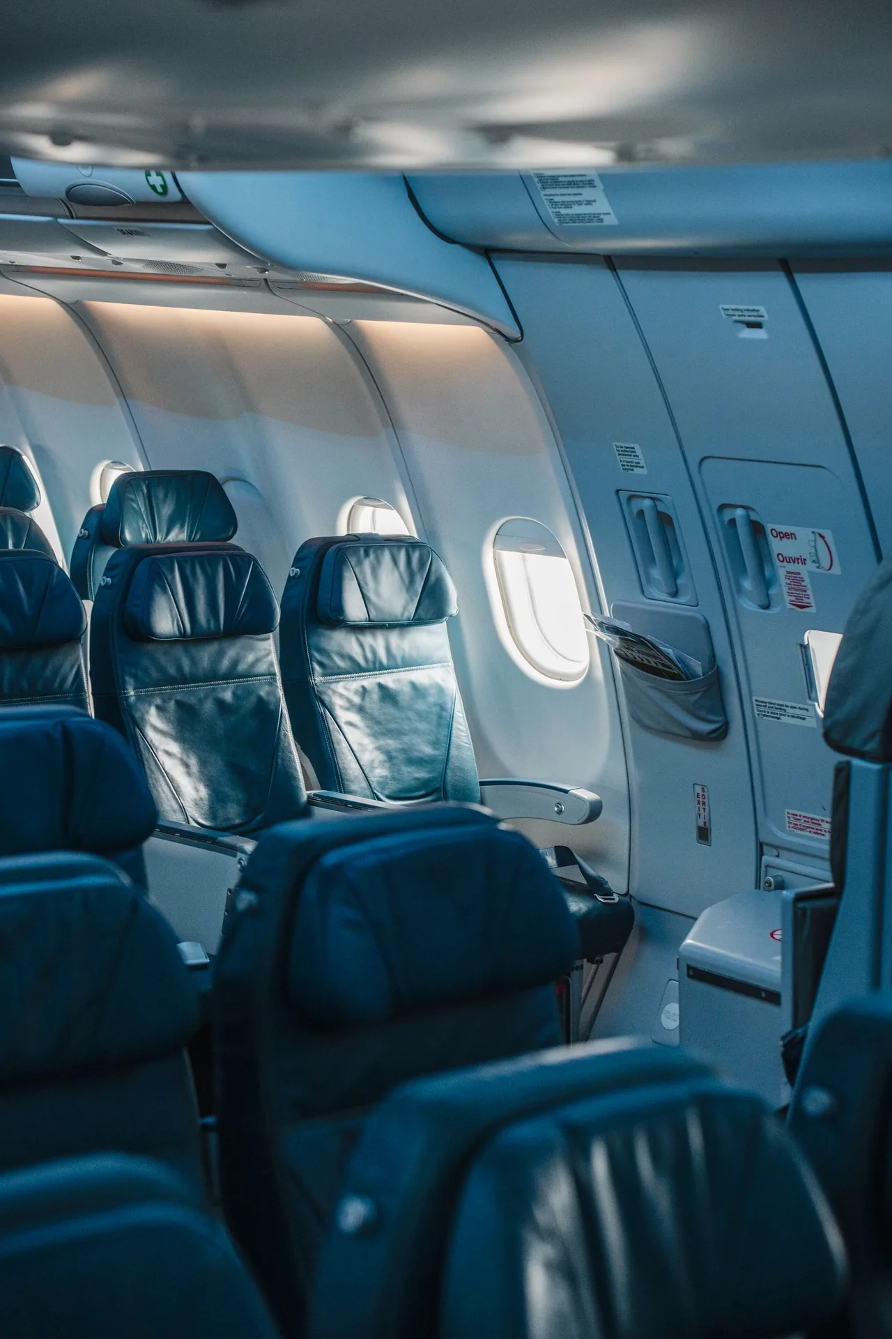 Sitzreihen in einer Flugzeugkabine