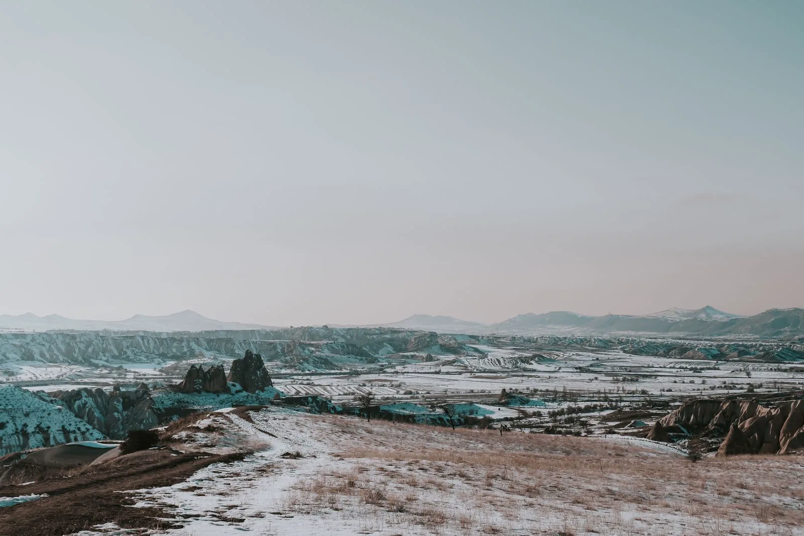 Schneebedeckte Felslandschaft in Kappadokien