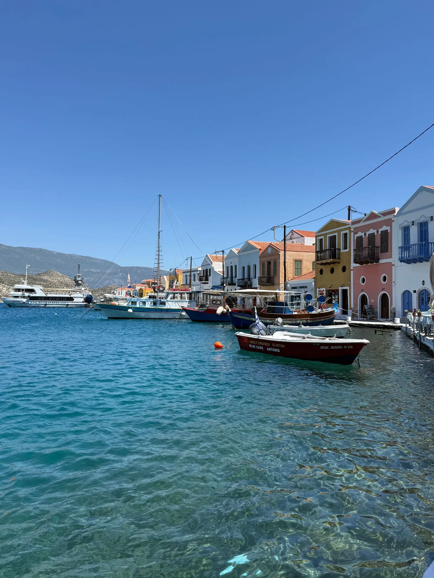 Boote und bunte Häuser am Hafen von Kastellorizo