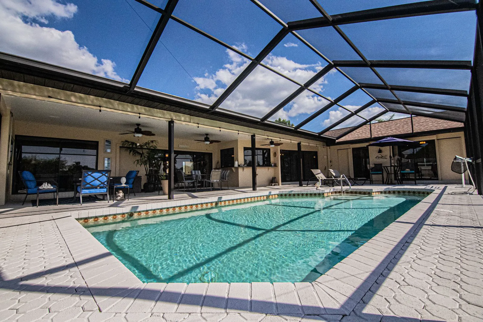 Pool mit Überdachung und Liegen