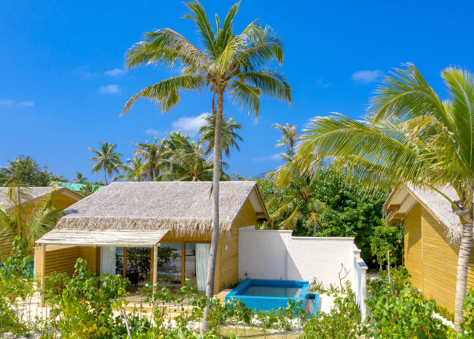 Strandvilla mit tropischer Vegetation auf den Malediven