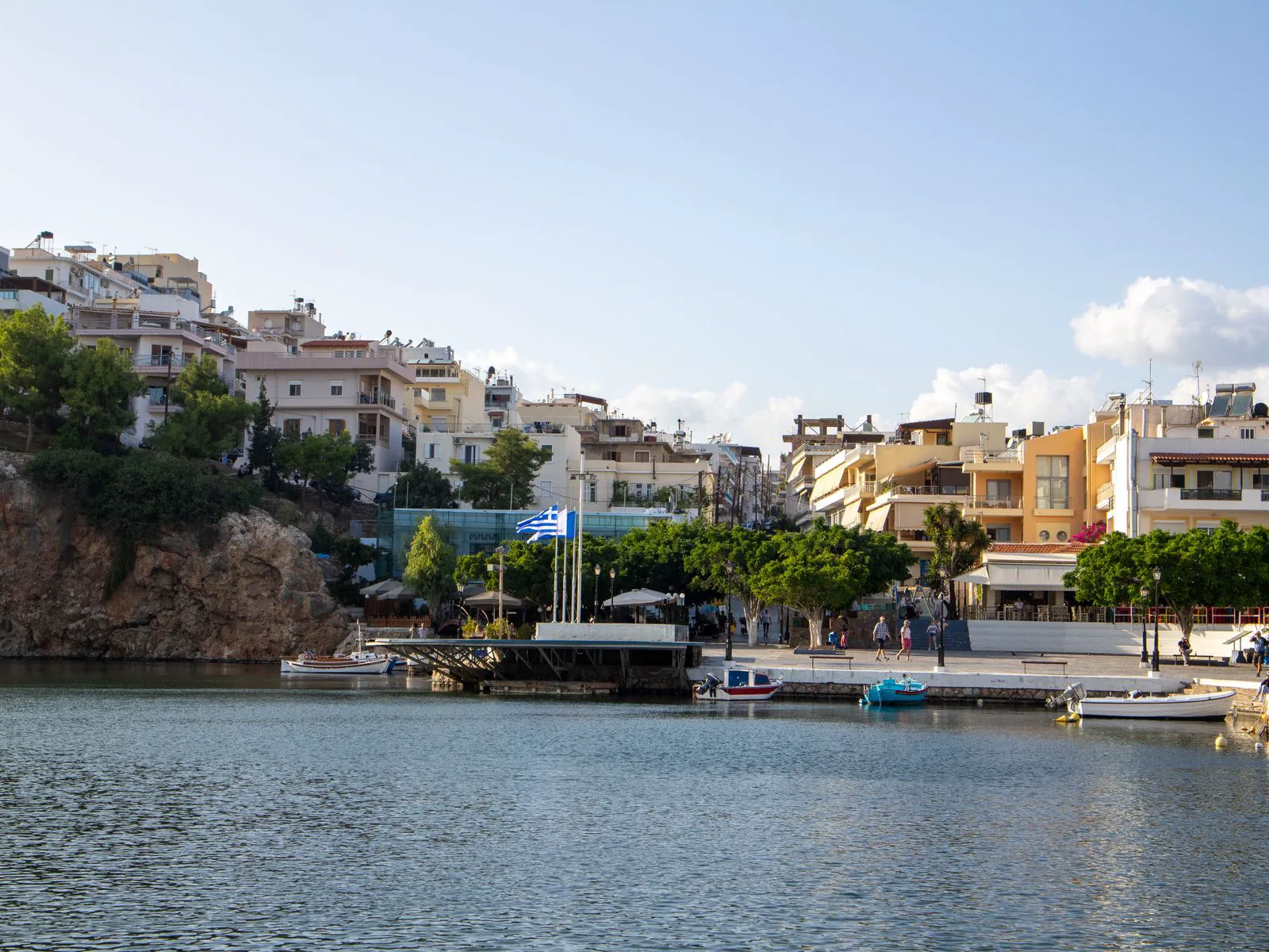Wasserfront mit Booten und Häusern in Agios Nikolaos auf Kreta