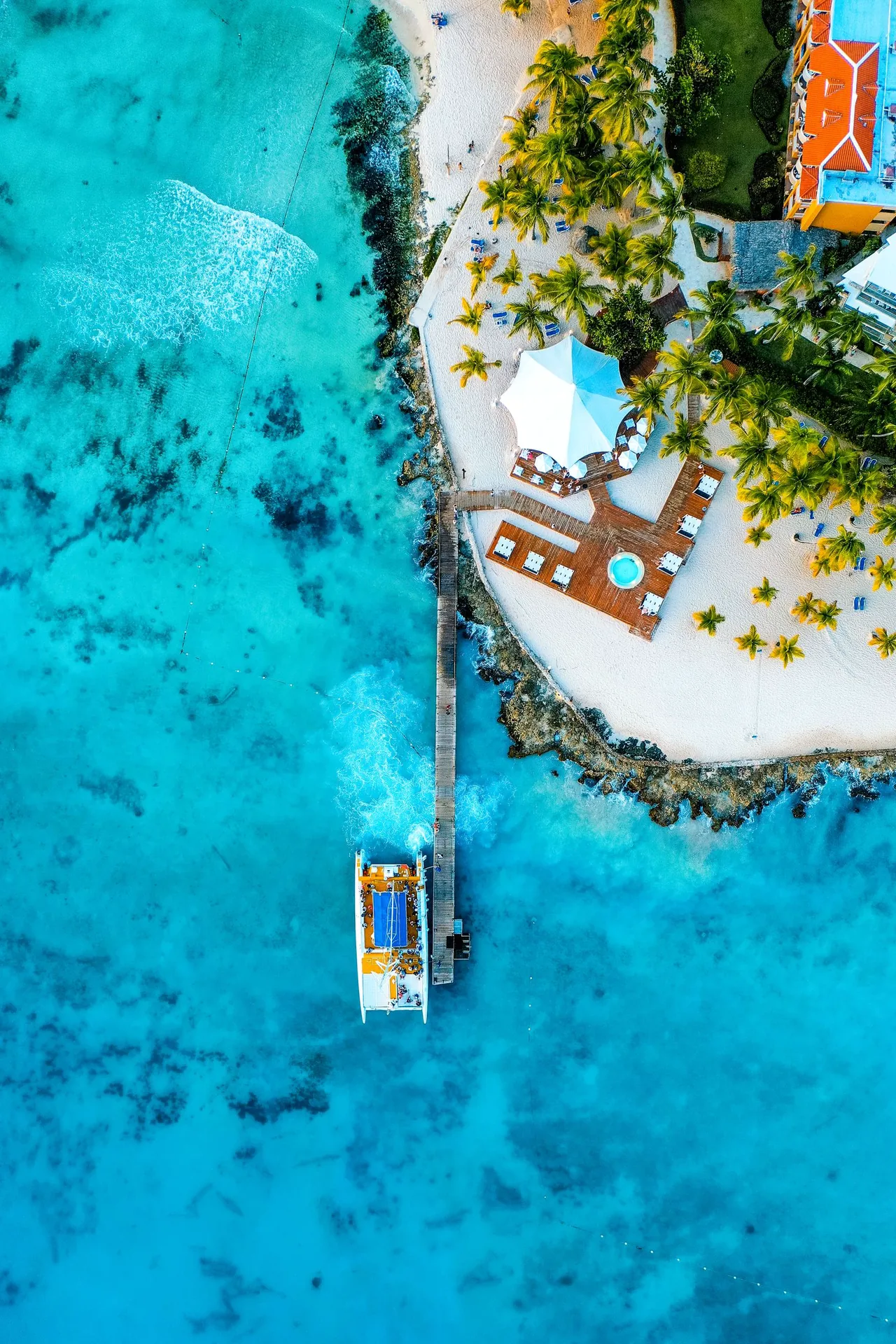 Luftaufnahme der türkisfarbenen Küste bei Bayahibe