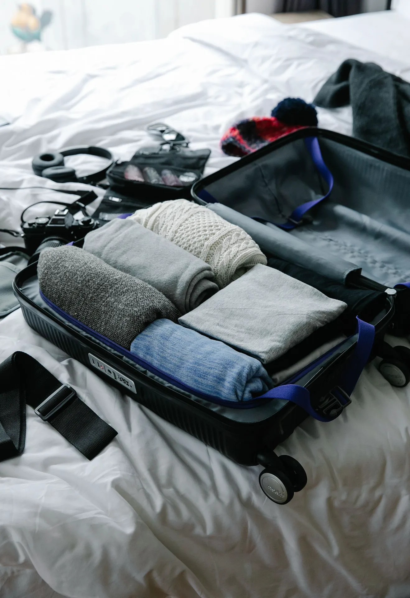 Geöffneter Reisekoffer mit gepackter Kleidung
