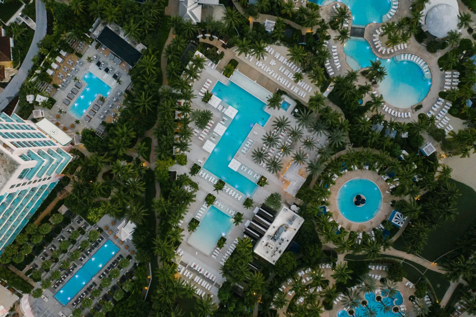 Resort mit mehreren Becken aus der Vogelperspektive