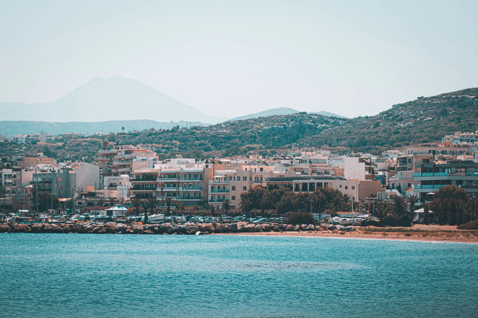 Küstenbebauung und Meer bei Rethymno auf Kreta