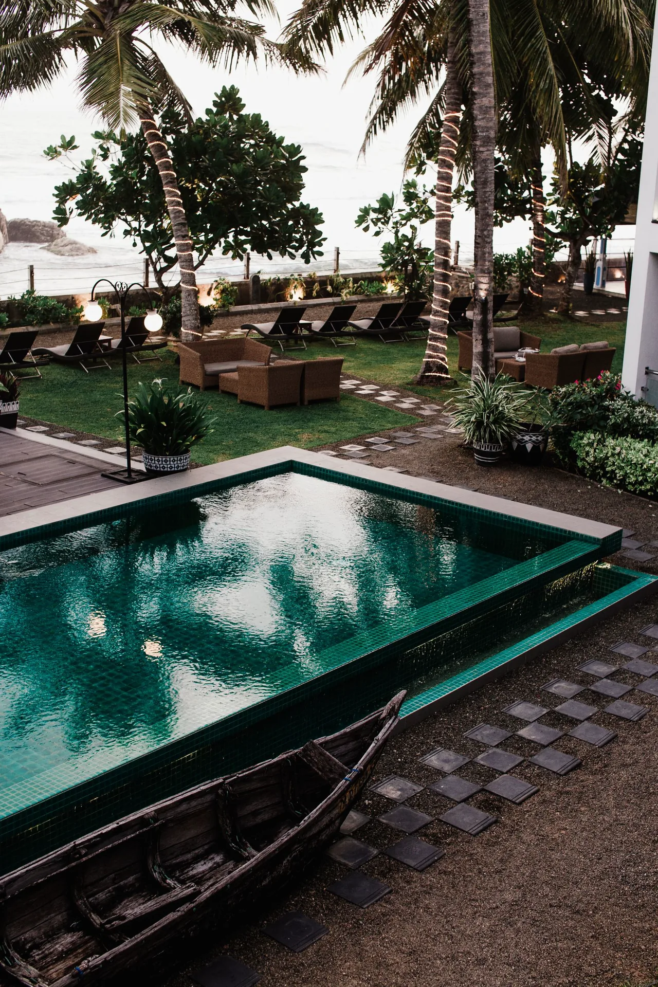 Pool mit Wegen, Palmen und Liegen