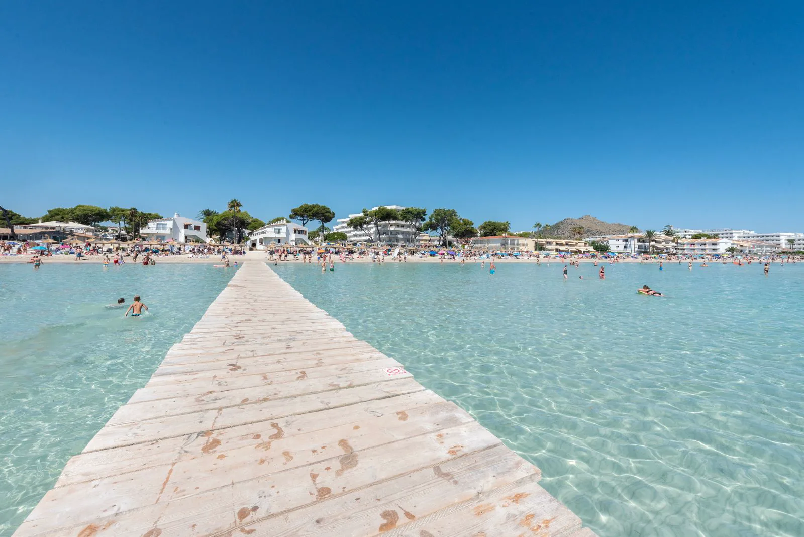 Strand und Badesteg von Alcúdia auf Mallorca