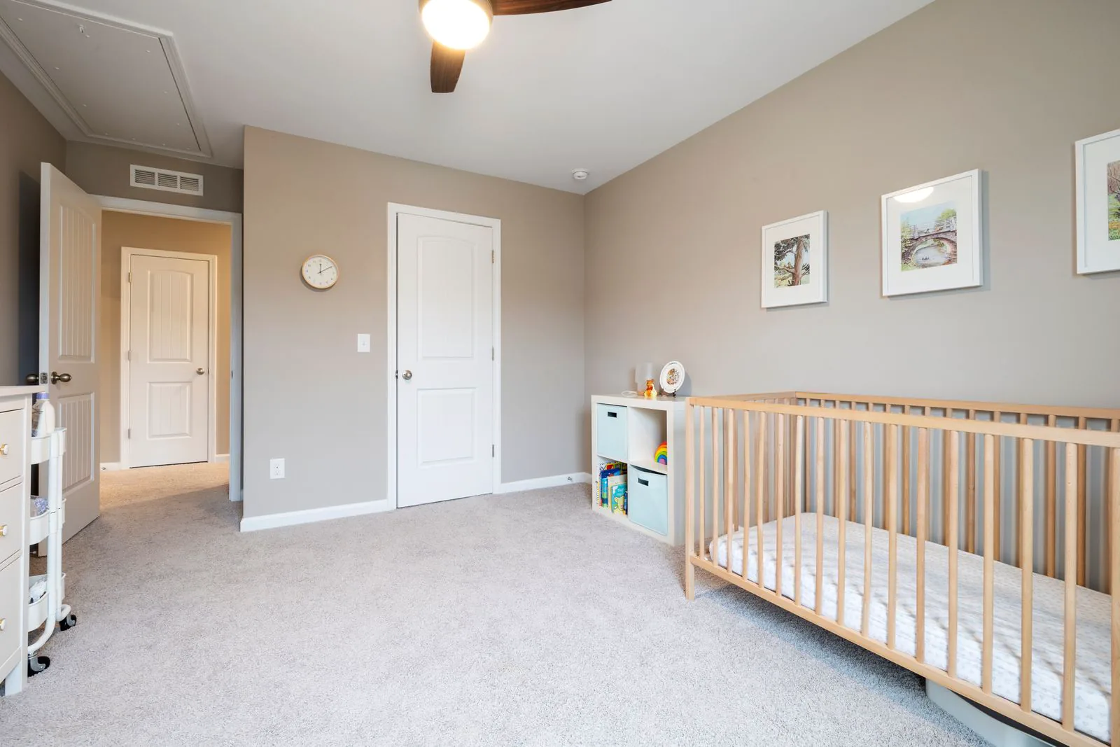 Helles Kinderzimmer mit einem hölzernen Babybett