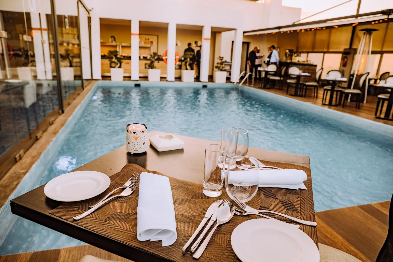 Gedeckter Tisch am Wasser