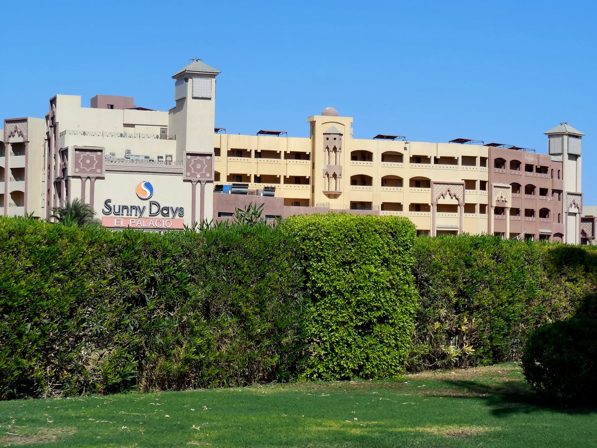 Archivaufnahme des Sunny Days El Palacio in Hurghada mit Gebäuden und begrüntem Außenbereich