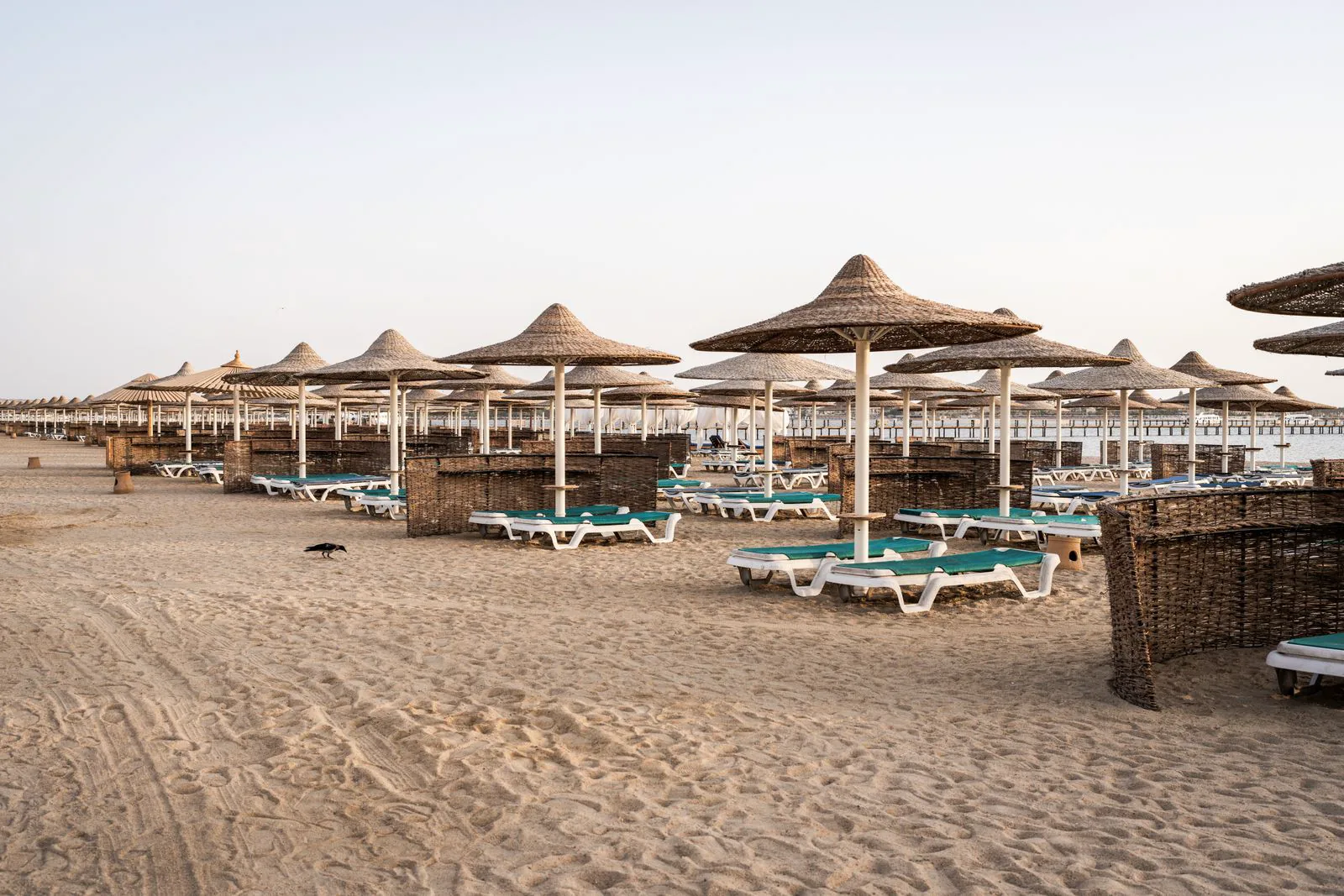 Strand mit Sonnenschirmen in Hurghada am Roten Meer