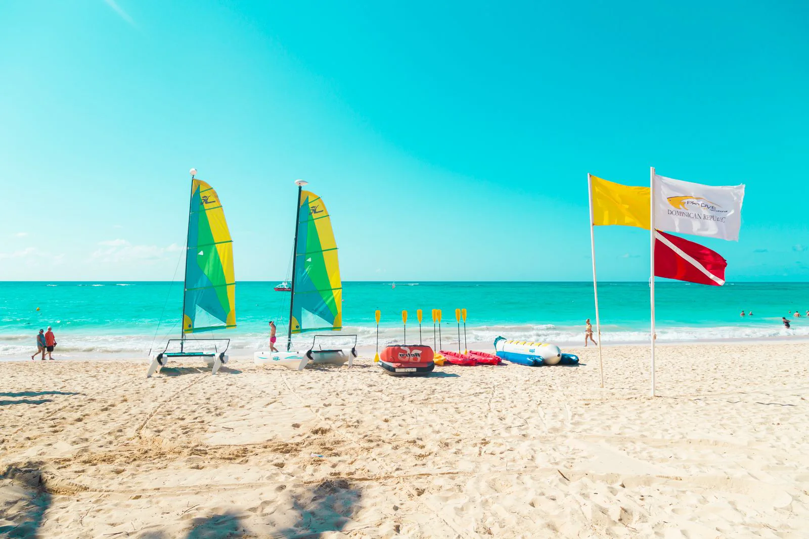 Segelboote am Sandstrand bei Punta Cana