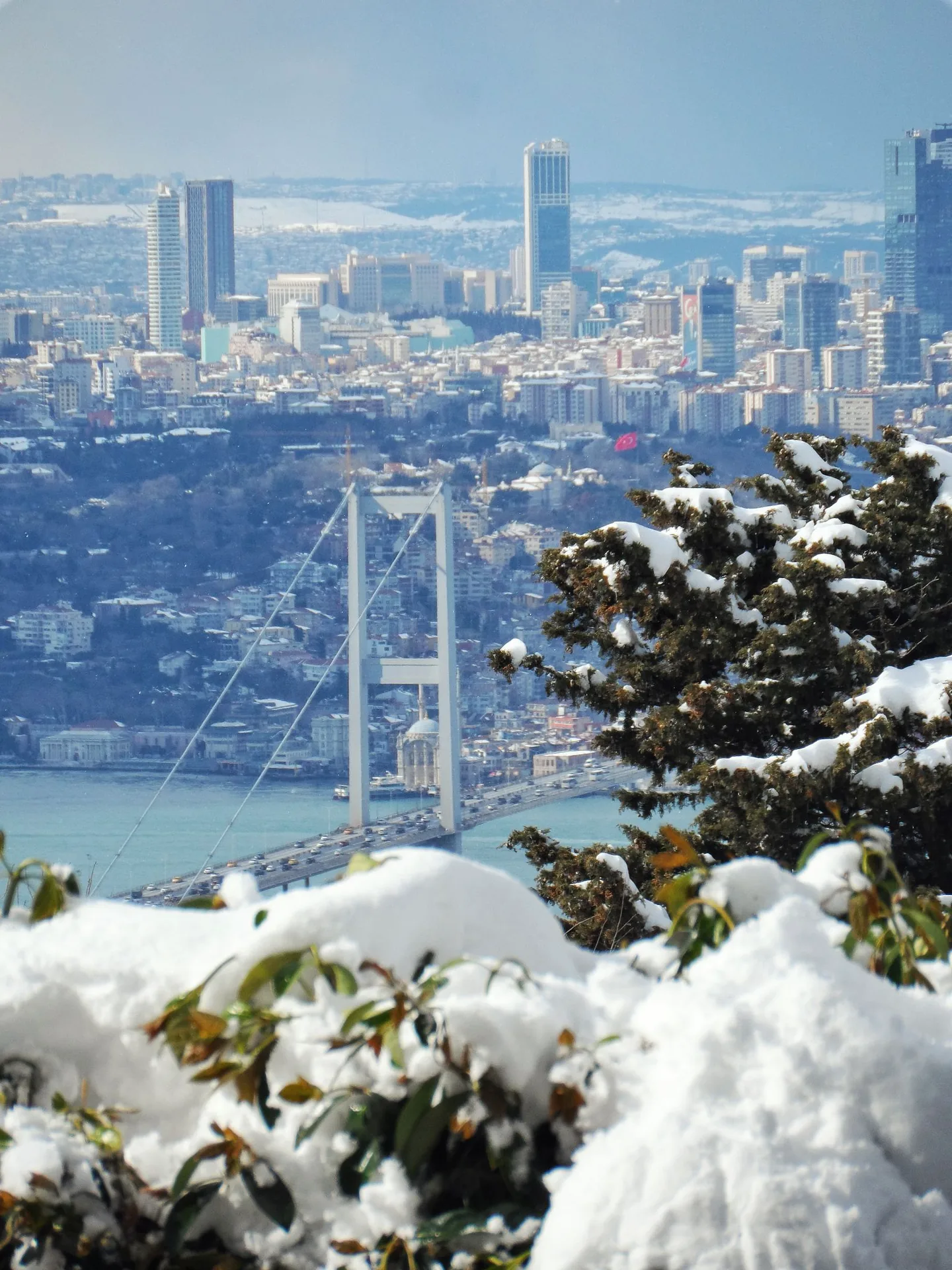 Winterlicher Blick auf Istanbul und die Bosporusbrücke