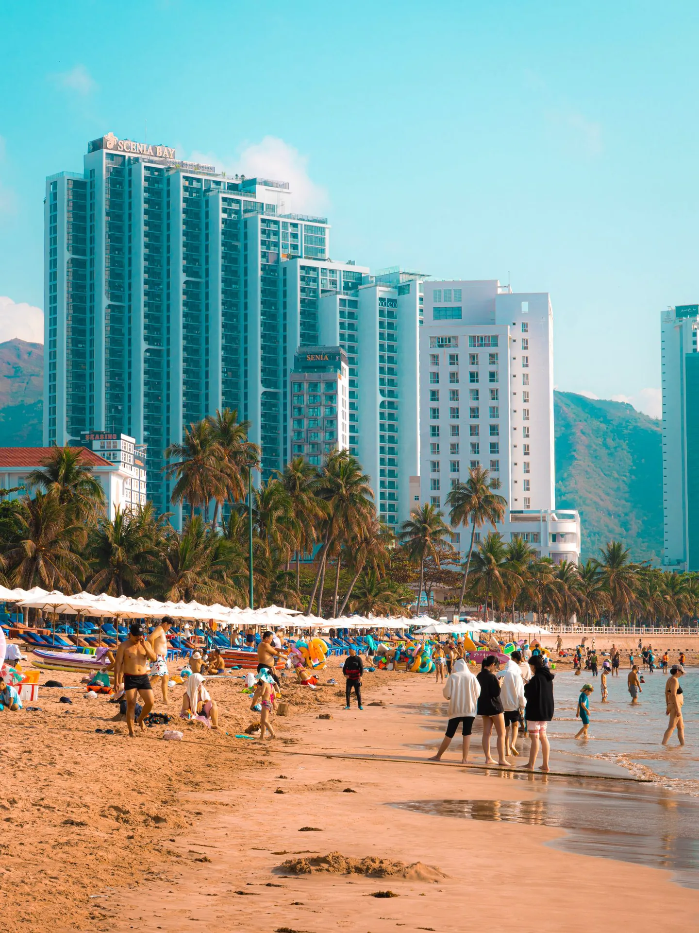 Strand und Hochhäuser an der Küste von Nha Trang in Vietnam