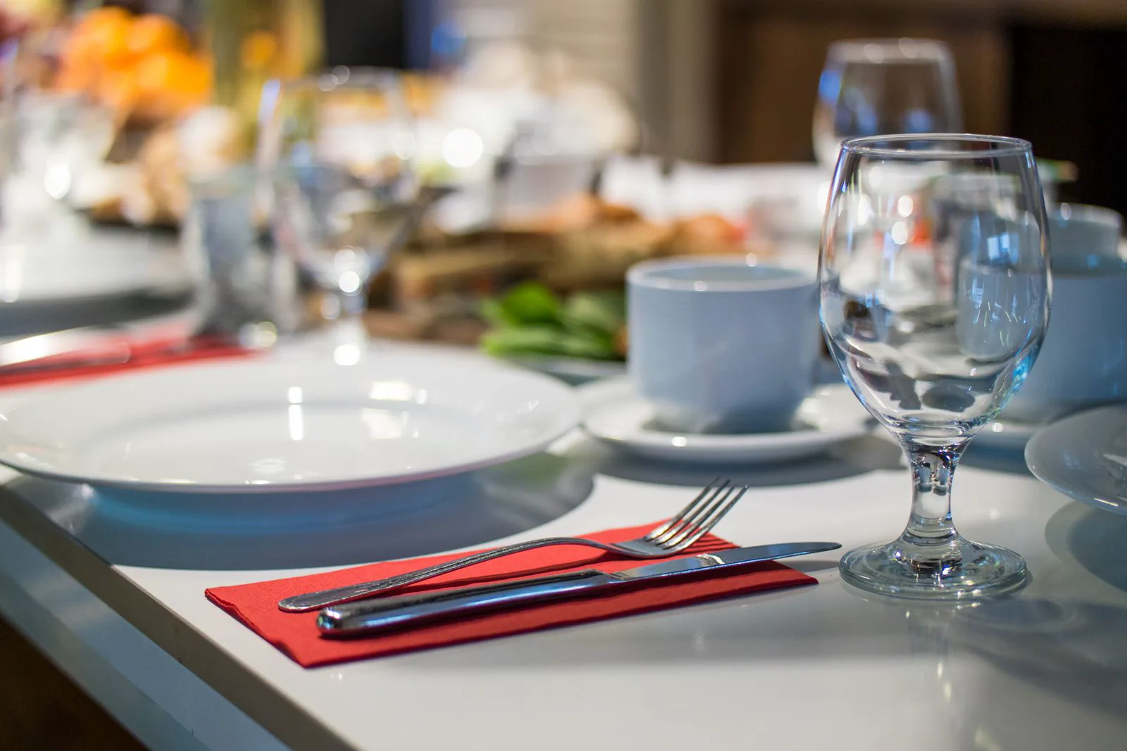 Festlich gedeckter Tisch mit Gläsern und Besteck