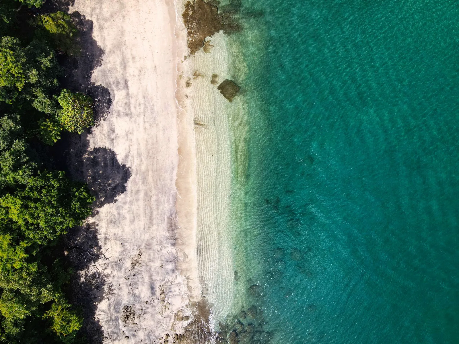 Luftaufnahme der Playa Hermosa in Guanacaste, Costa Rica