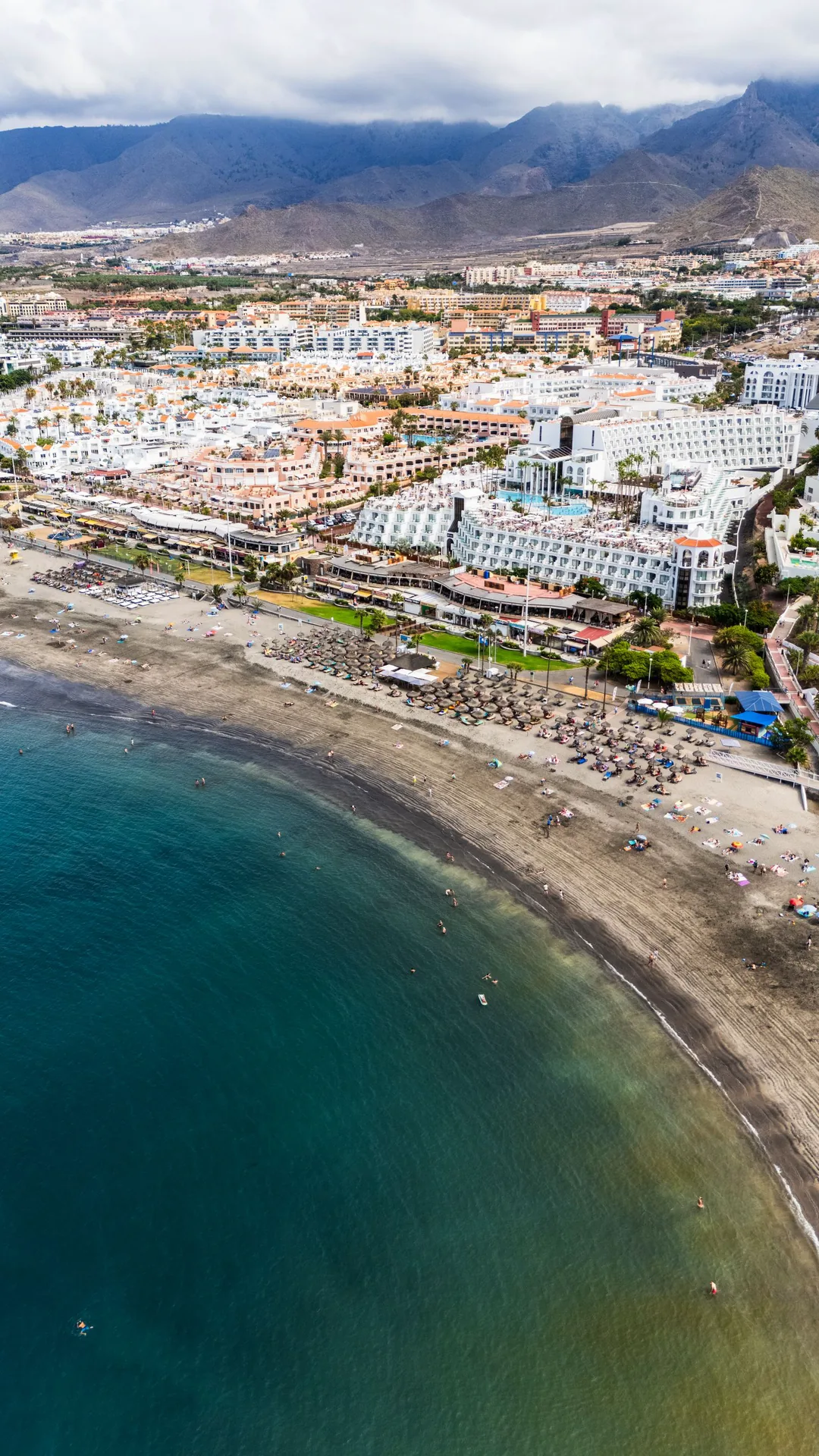 Luftaufnahme eines Strandes und der Küste Teneriffas