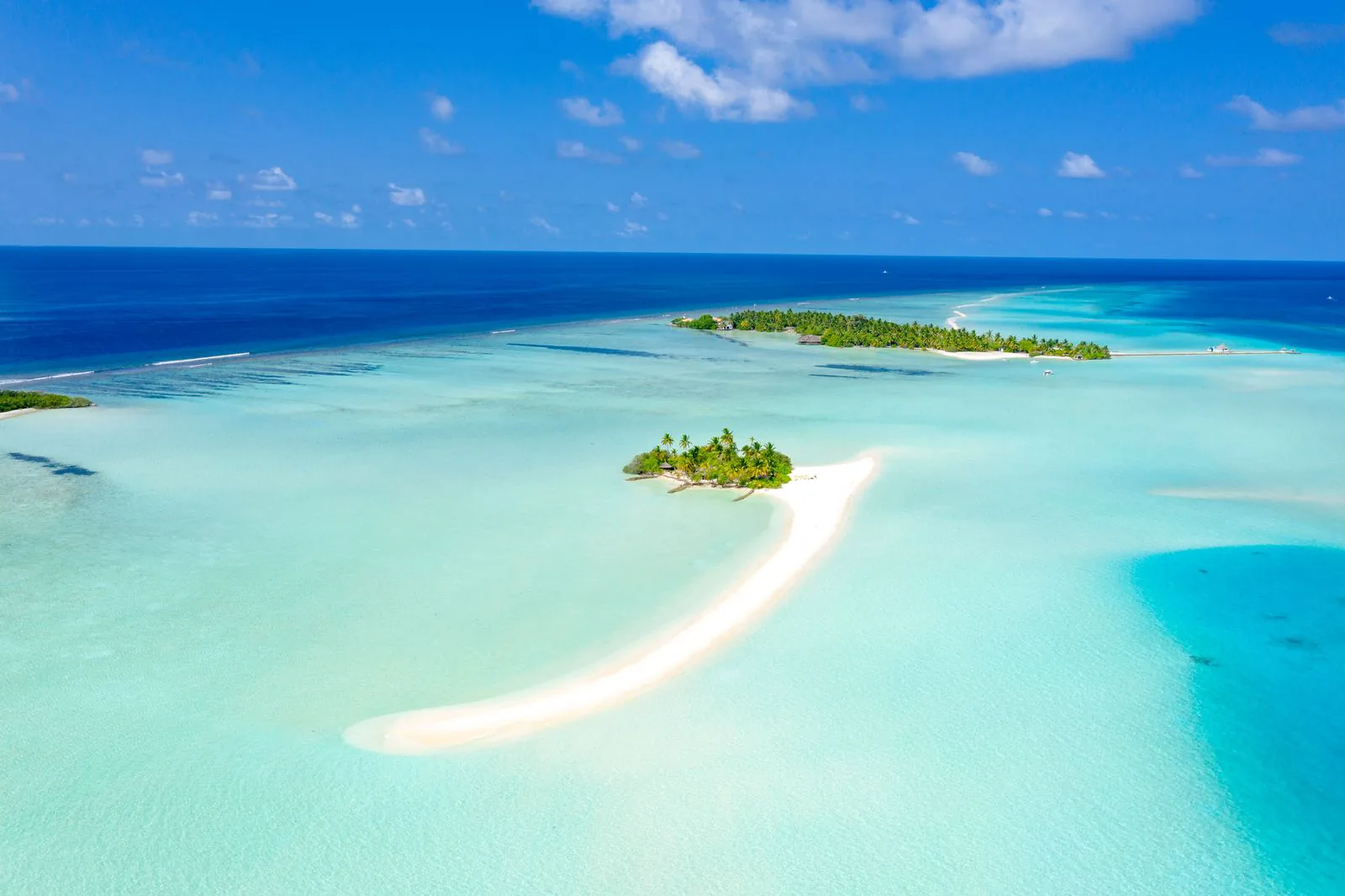 Luftaufnahme einer Malediveninsel mit Strand und Lagune