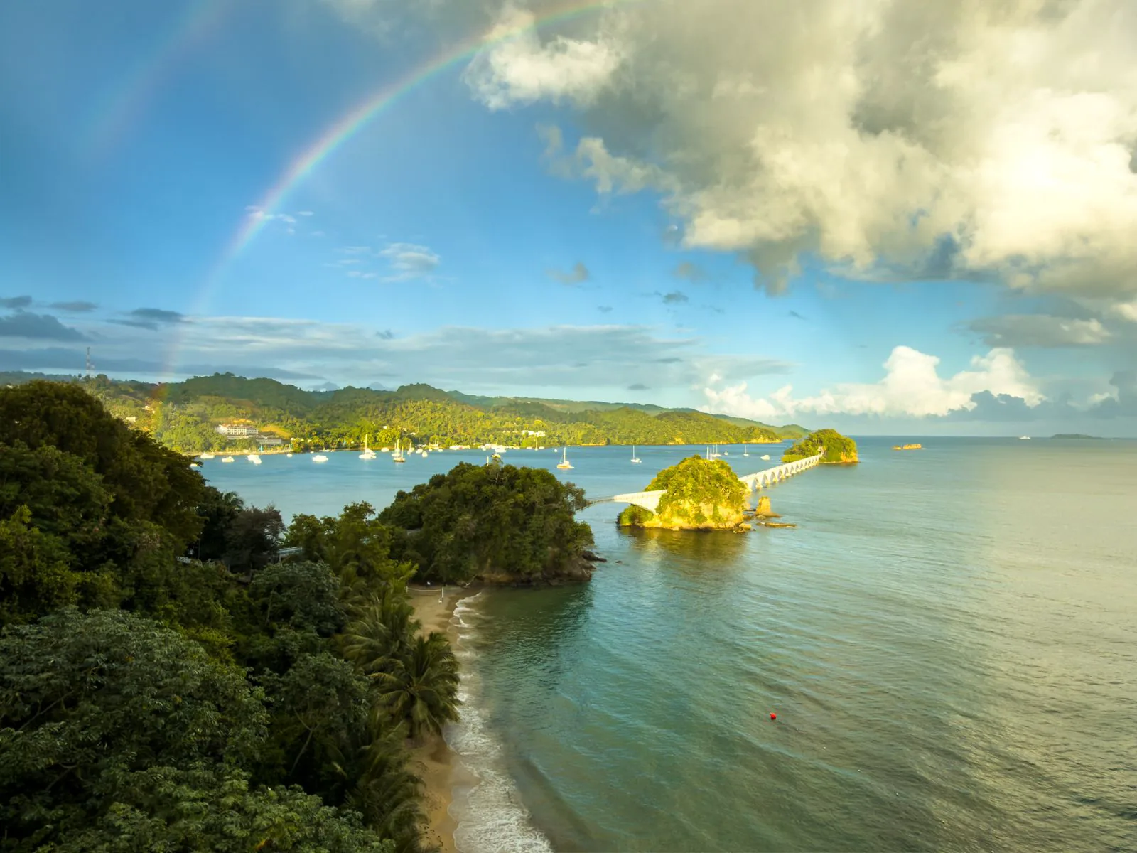 Regenbogen über der Bucht von Samaná in der Dominikanischen Republik