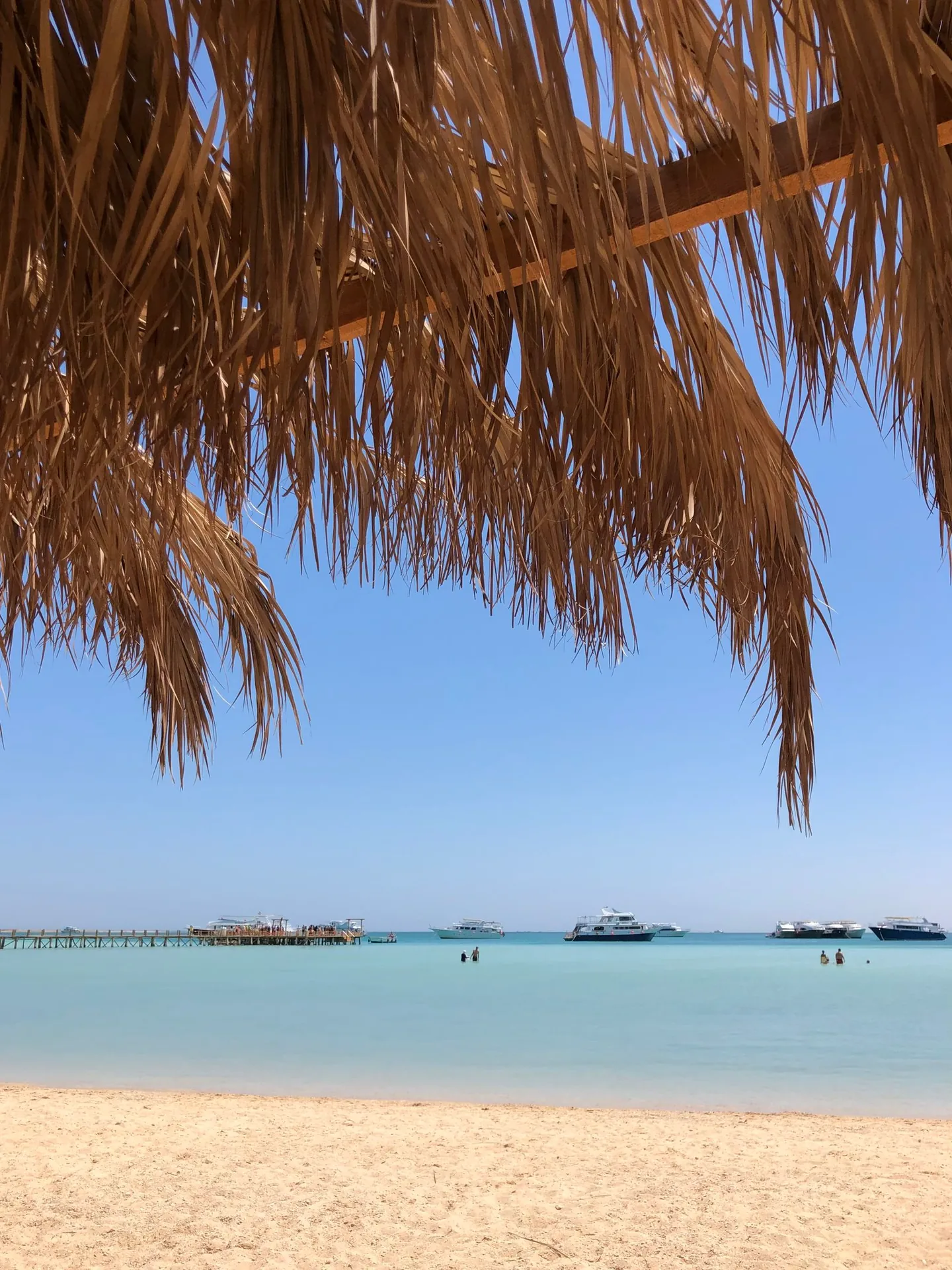 Sandstrand und Meer unter blauem Himmel in Hurghada