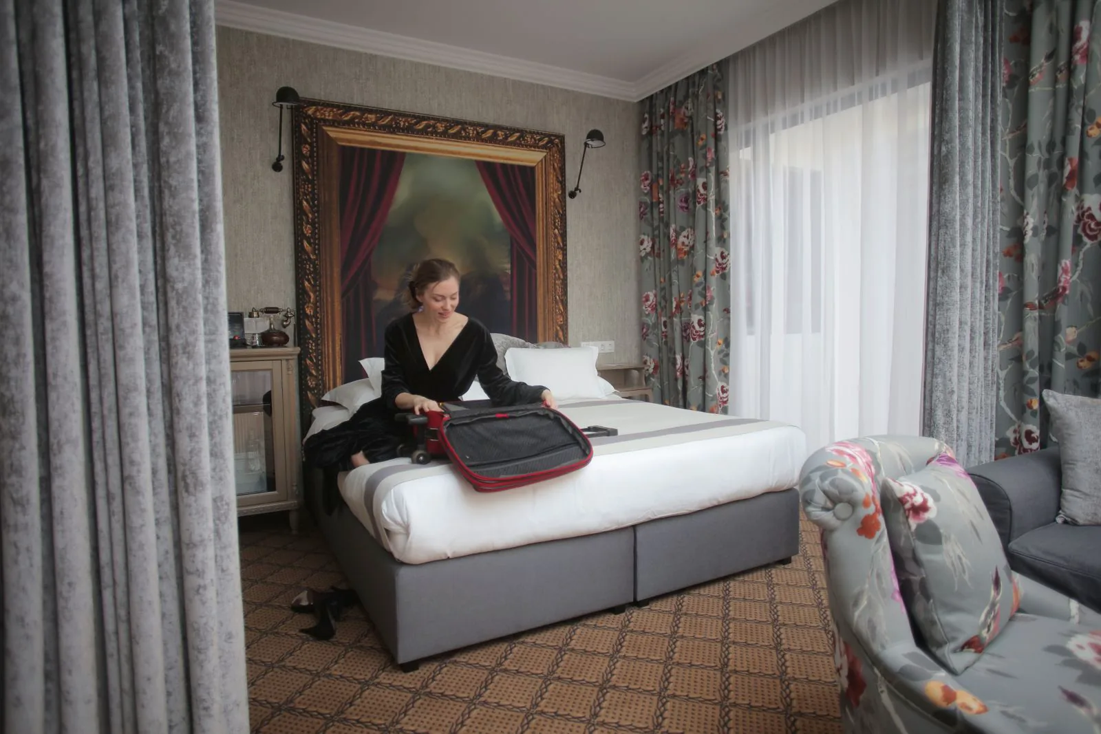 Reisende Person packt einen Koffer im Zimmer